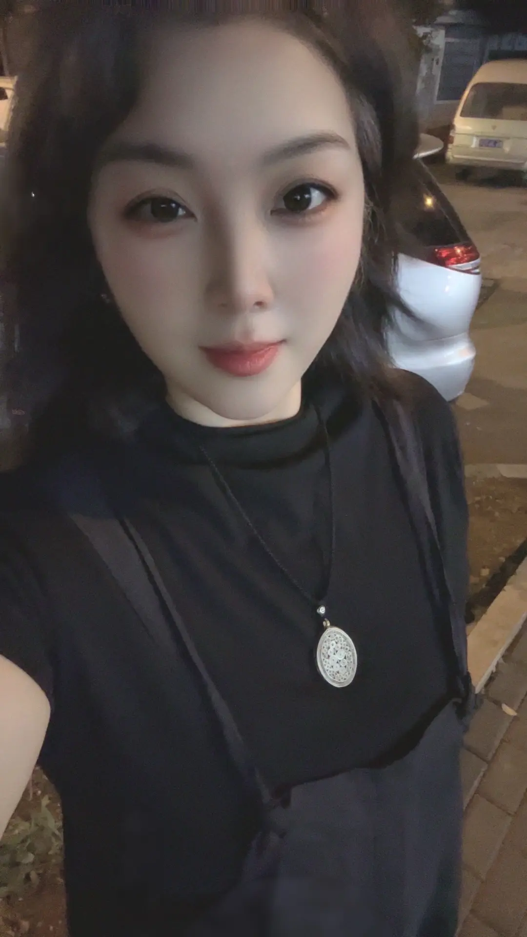 深夜港湾 “清醒里找自由太难，不如在杯沿的雾气里，放生片刻的理性。”