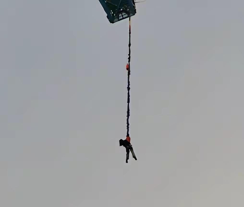 惊险！重庆一女游客玩游乐园蹦极，跳下后竟因恐高紧张在半空中晕厥，所幸被工作人员及