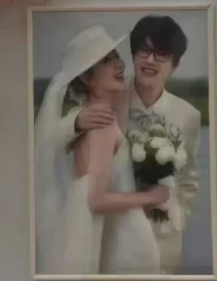 许嵩婚纱照 老一辈影楼风笑不活了😂许嵩这组婚纱照自带老一辈影楼那味儿！网友调侃