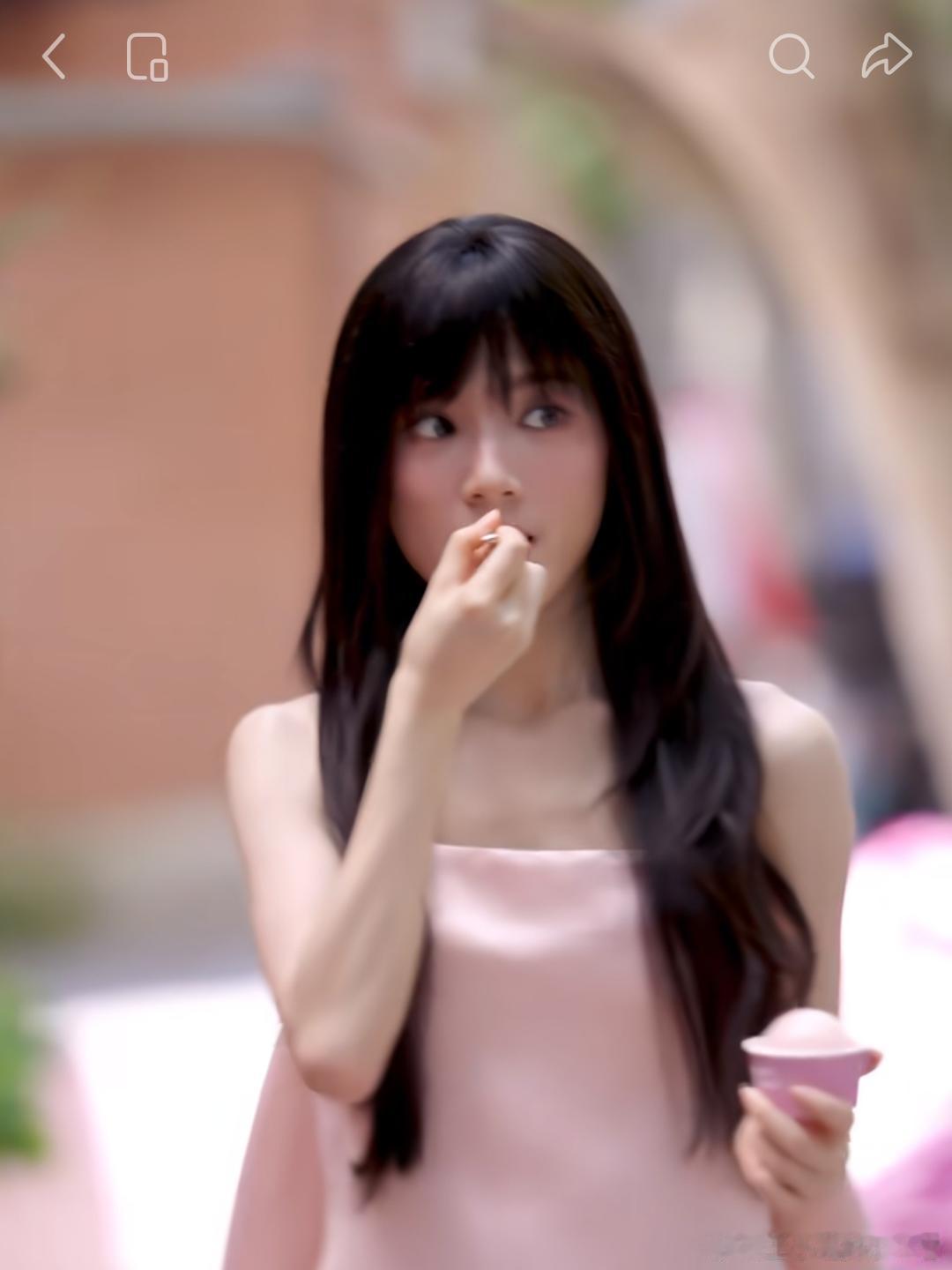 雅诗兰黛堪称灾难级的一支广告诞生了。粉色一旦驾驭不好，很容易显得土气又刻意精致，