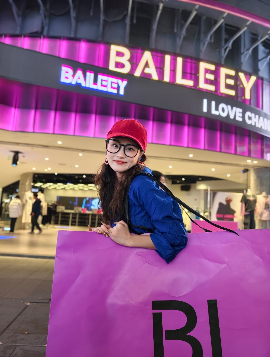 长沙这座城市好神奇凌晨一点的街头依然人头攒动昨天和小美同学逛了一整天拍了好多照片