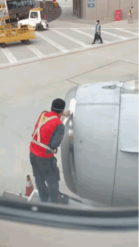 这是在粘什么东西？虽然好像是透明胶布，但估计情况不是这东西，这应该是一种密封的东