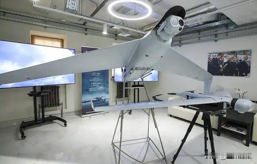 俄罗斯大力发展无人机 。在沙特利雅得举行的国际防务展上，俄罗斯派出了大规模的团对