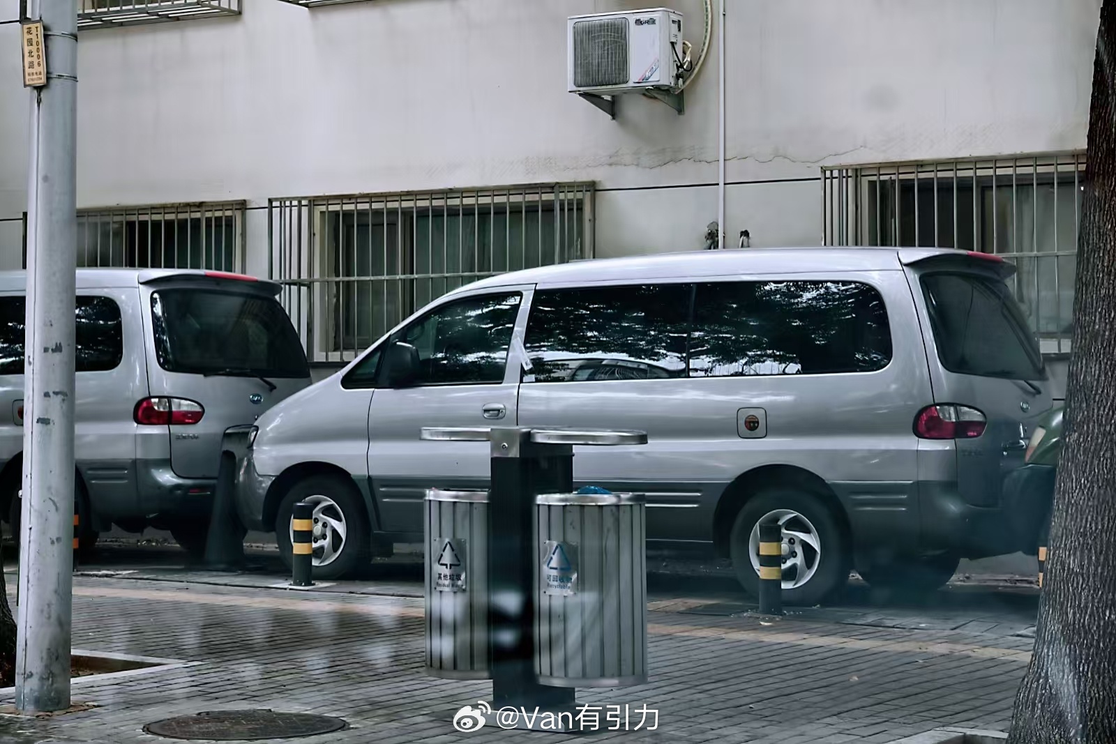 某大院门口神秘的无牌车辆们，搞不清是停驶还是报废了van事通