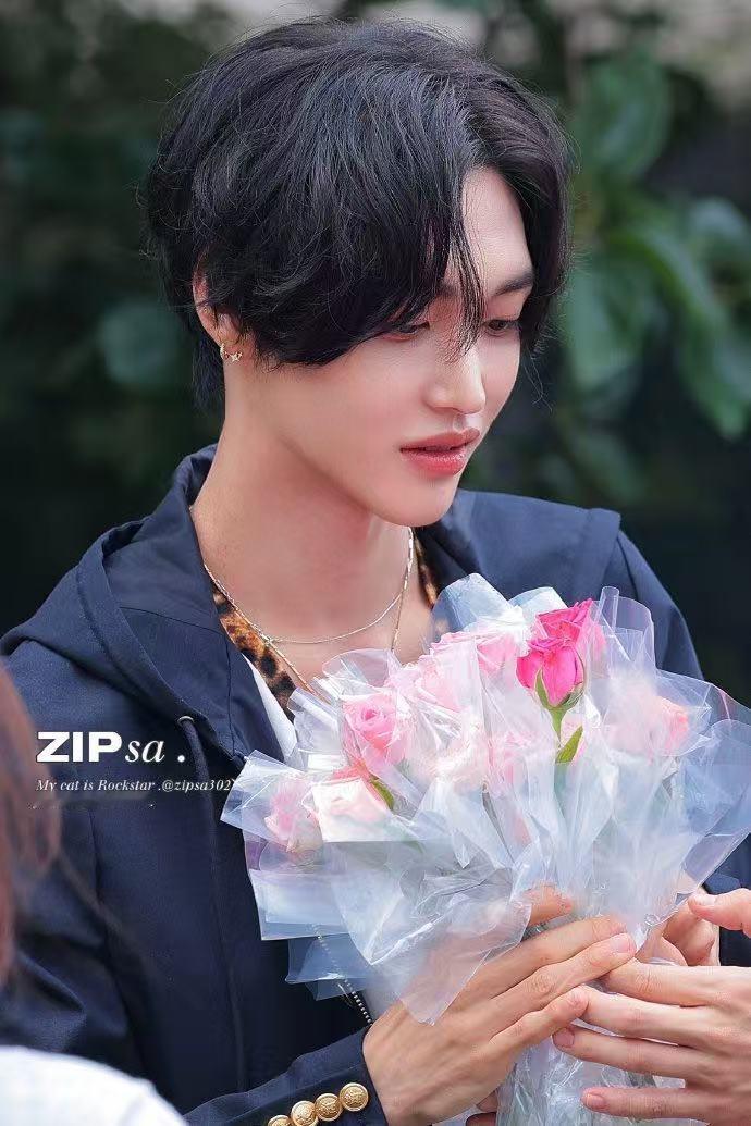 RIIZE亲手送我玫瑰花RIIZE亲手送玫瑰花我也想要拉椅子亲手送的玫瑰花！ ​