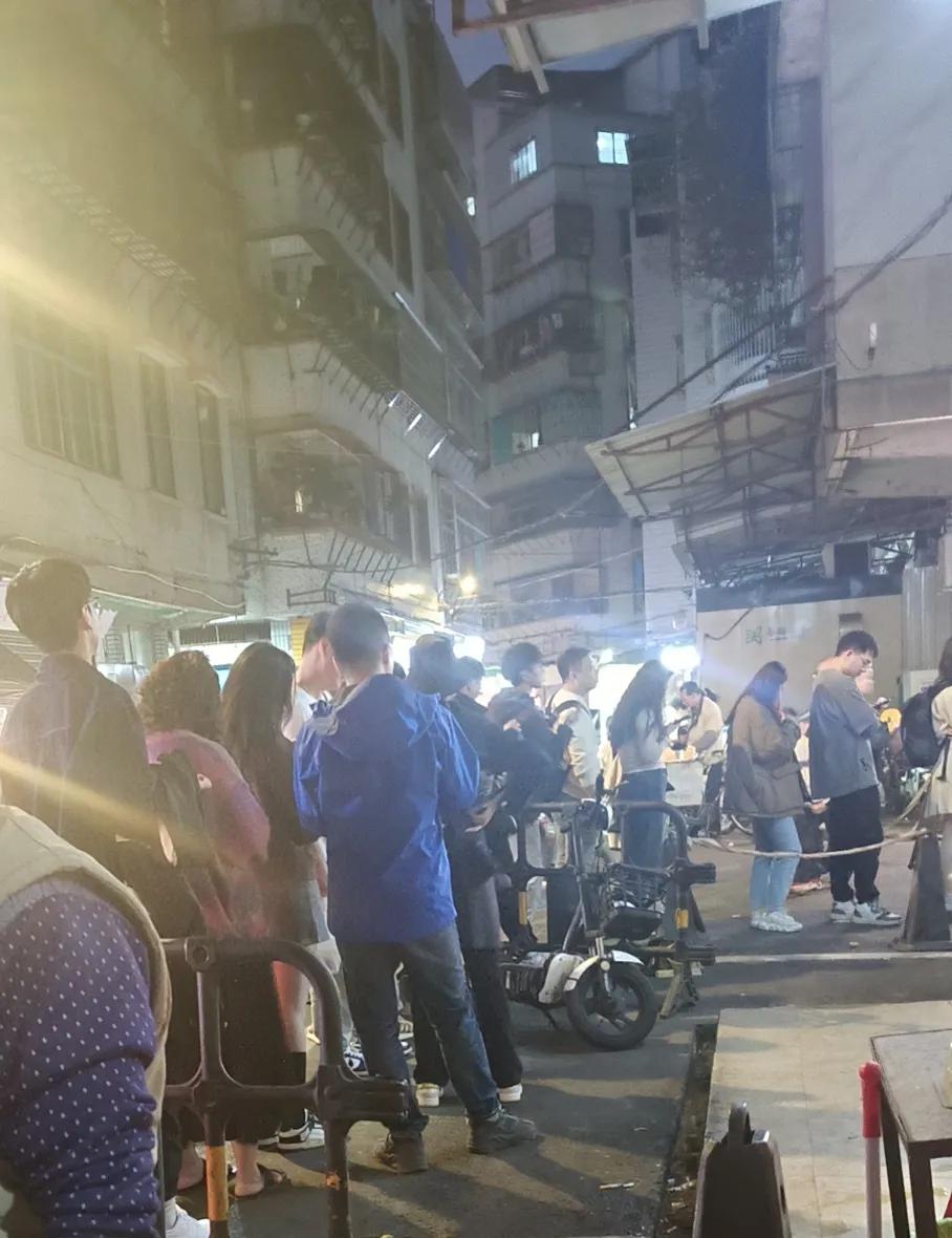 开餐馆的大姐让我帮她店里招一个服务员，大姐开出的条件是一天六个半小时，晚上七点半