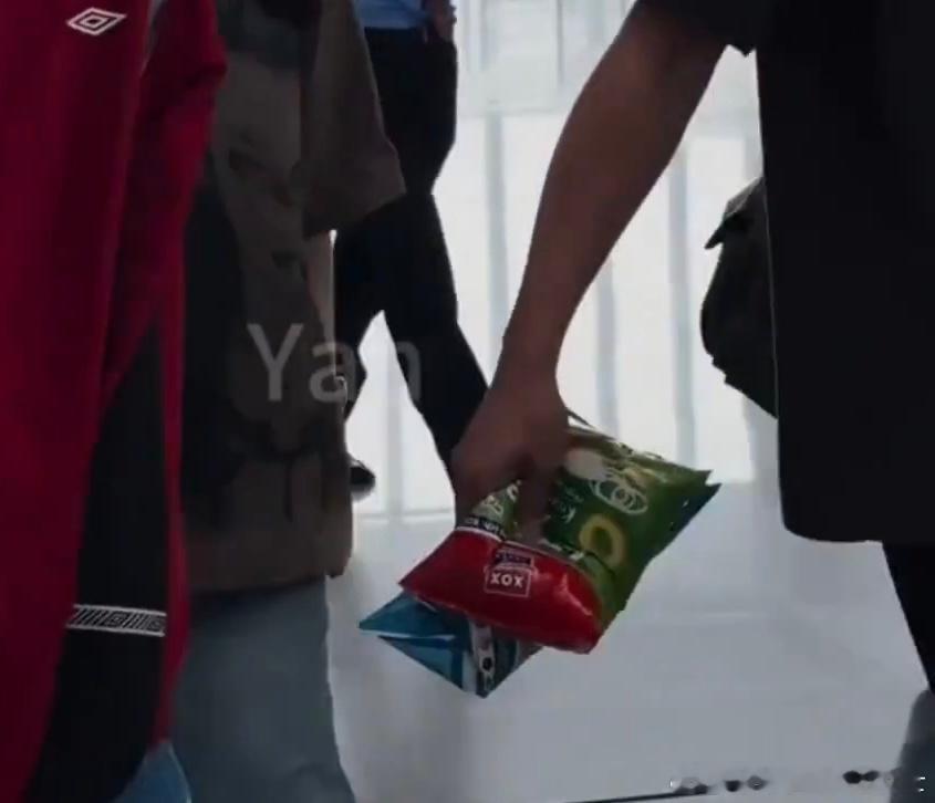 工作人员手里拿着鹿晗的小零食哈哈哈哈哈 寸头鹿晗去延吉，行李还没看，先看到一袋零