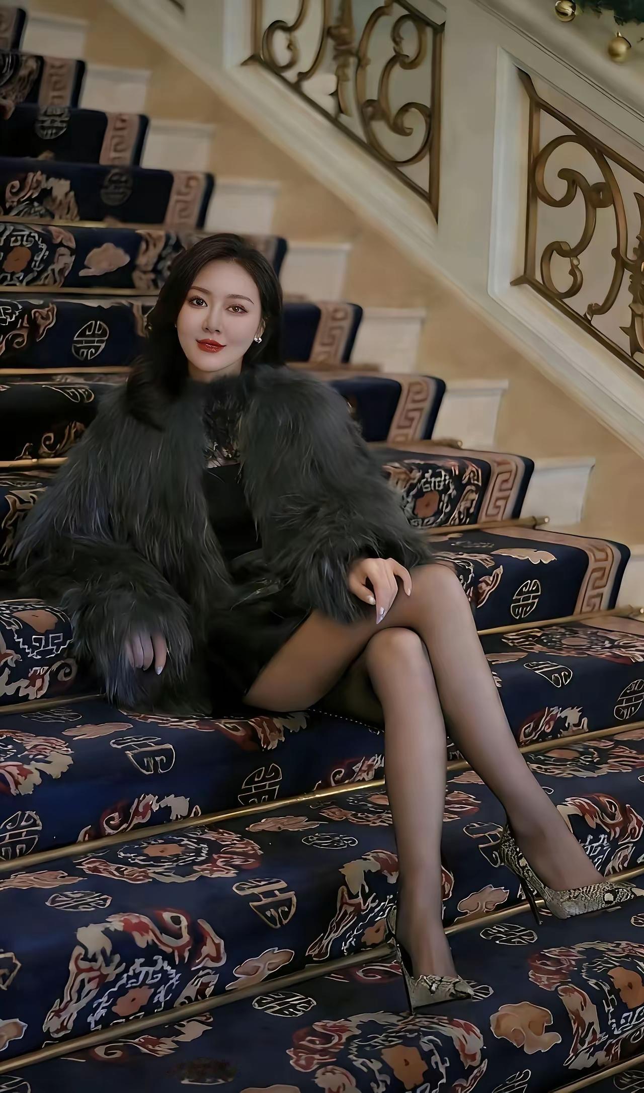 上联：[作揖][作揖][作揖]；
下联：一双绣花鞋。