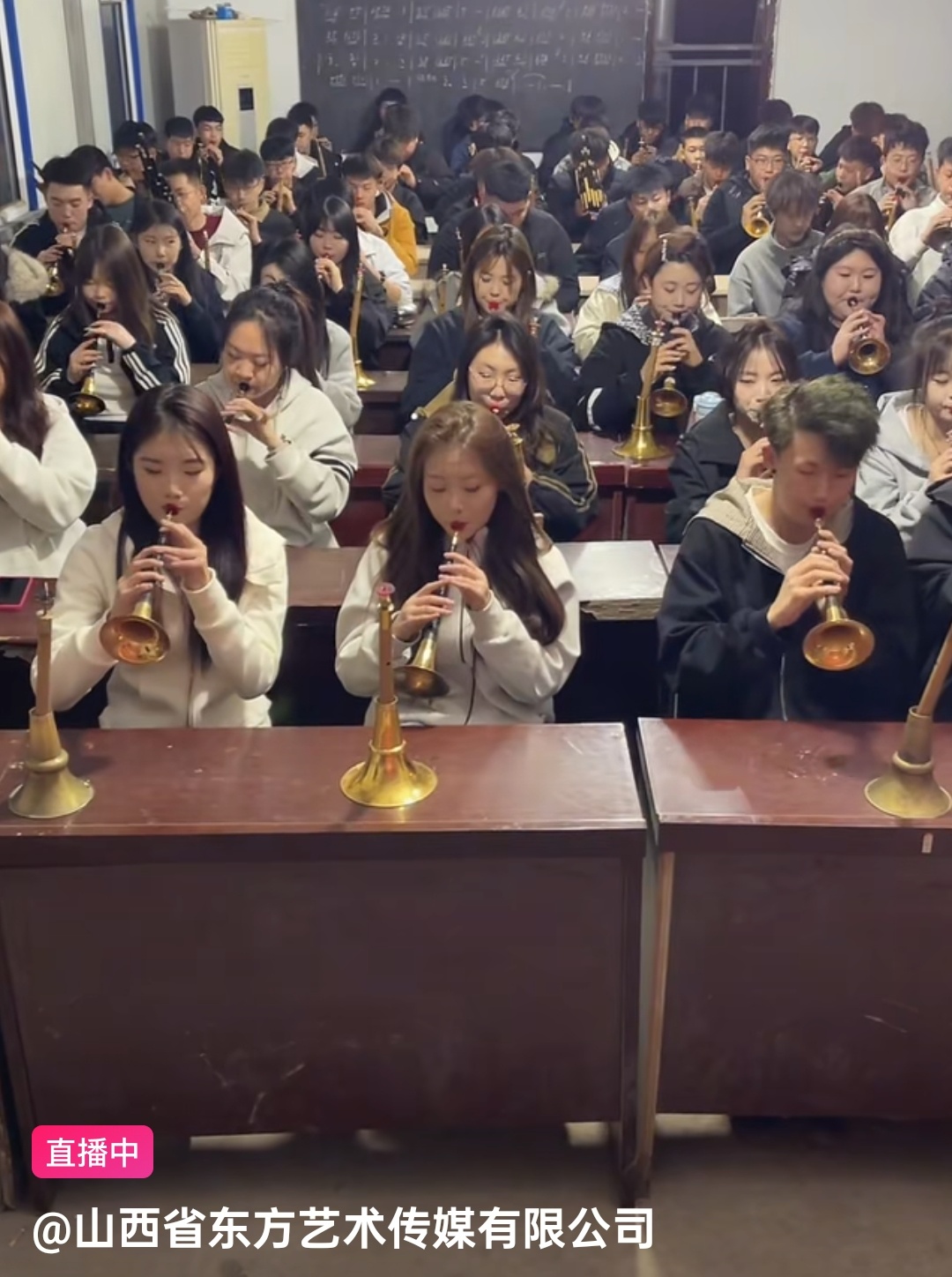 刷到这个直播，一个班一起吹唢呐，那个噪音，真的绝了学生们的耳朵还好吗 