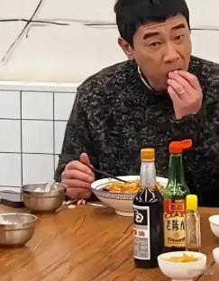 54岁的陈小春， 在沙县小吃， 大口扒饭。  人均十几块的店里， 他吃得满头大汗