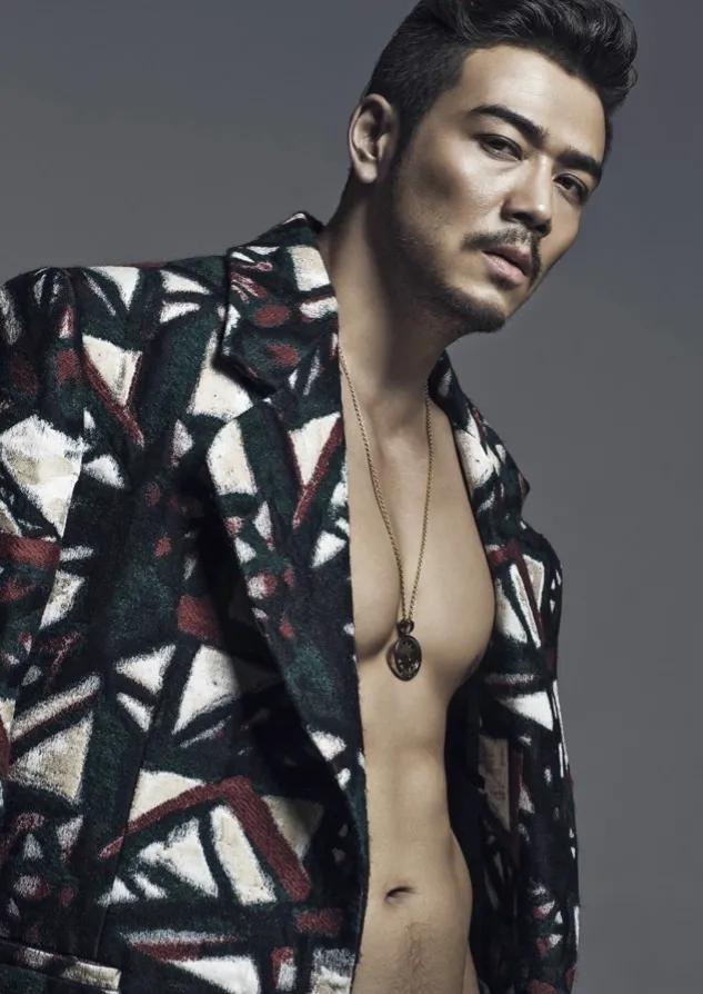 杨烁是一位中国男演员，他出道多年来凭借出色的演技和颜值，成为了中的偶像。他不仅有