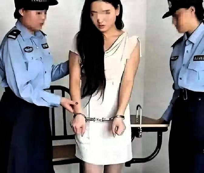 2002年，护士周华突然在医生李仁强的脖子上扎了一针，还嬉皮笑脸地说：“跟你开个