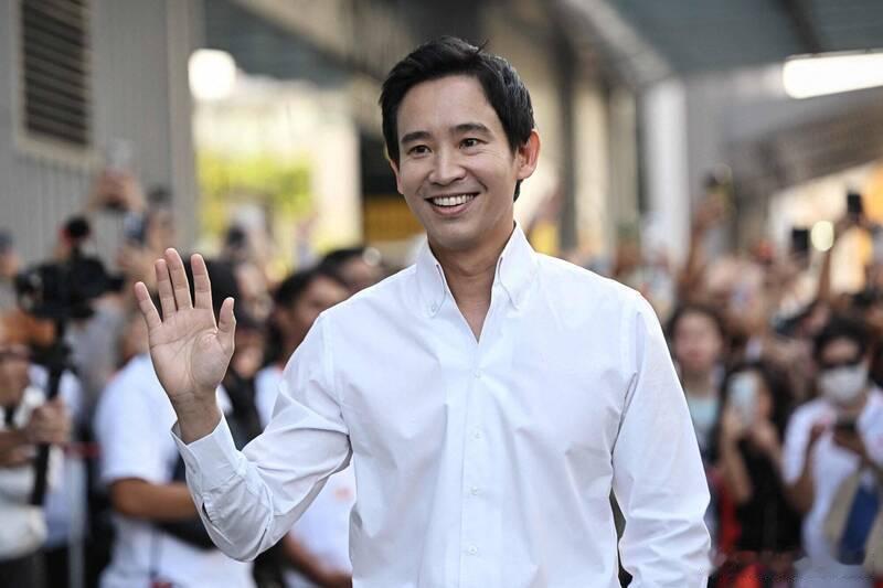 泰国政治明星皮塔重返造势现场 为人民党站台助选海外新鲜事 淡出政坛一段时间后，泰