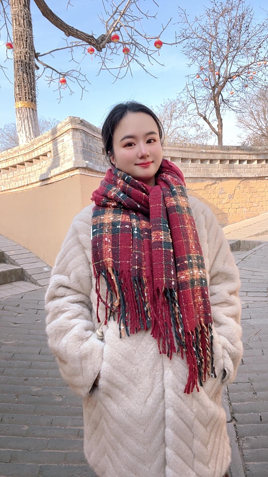 佛在灵山莫远求，灵山只在汝心头，人人有个灵山塔，好向灵山塔下修。