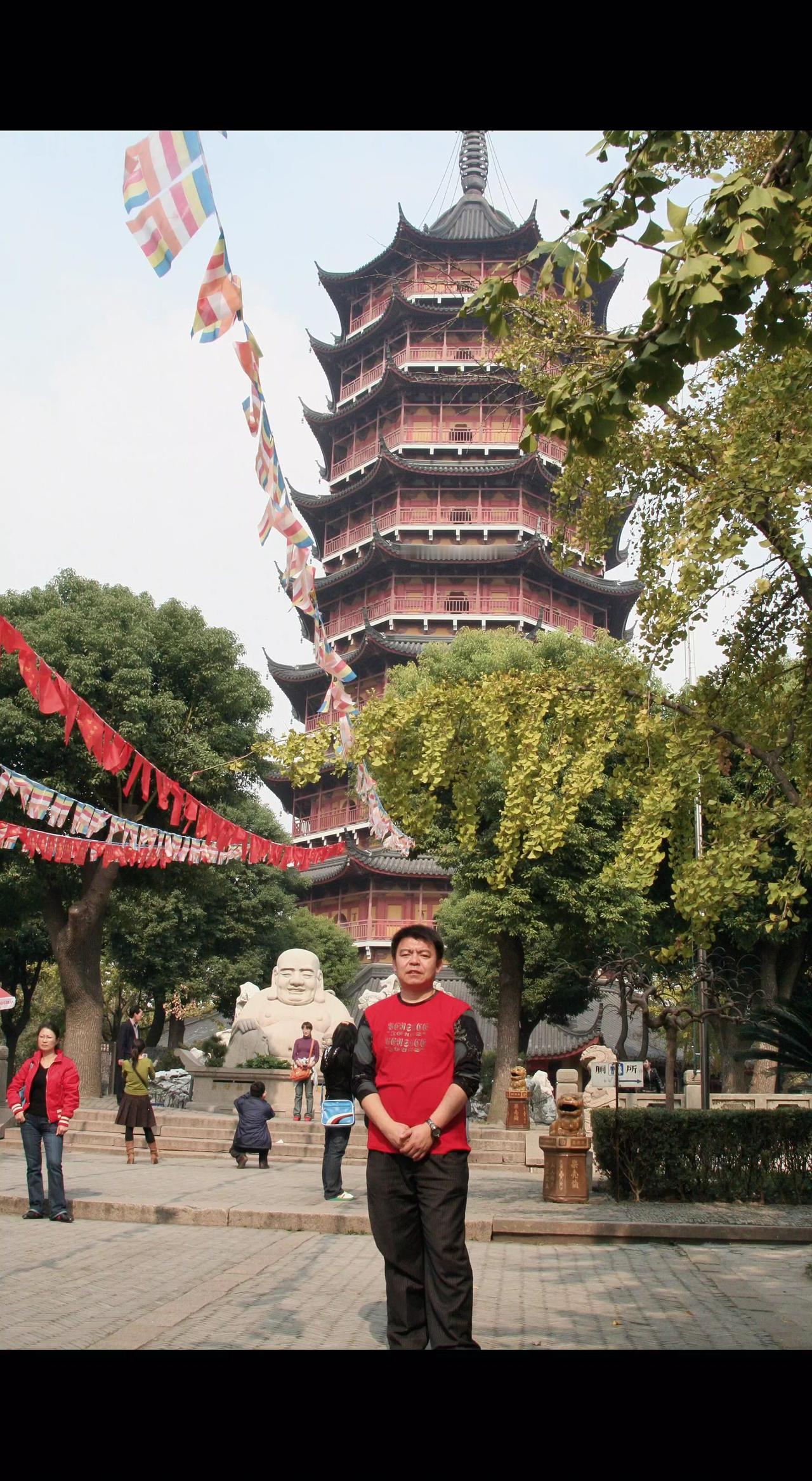 🏮飞檐划破流云，风铃在塔檐写时间简史。红绸系着祈愿，而古塔只是沉默的坐标系。