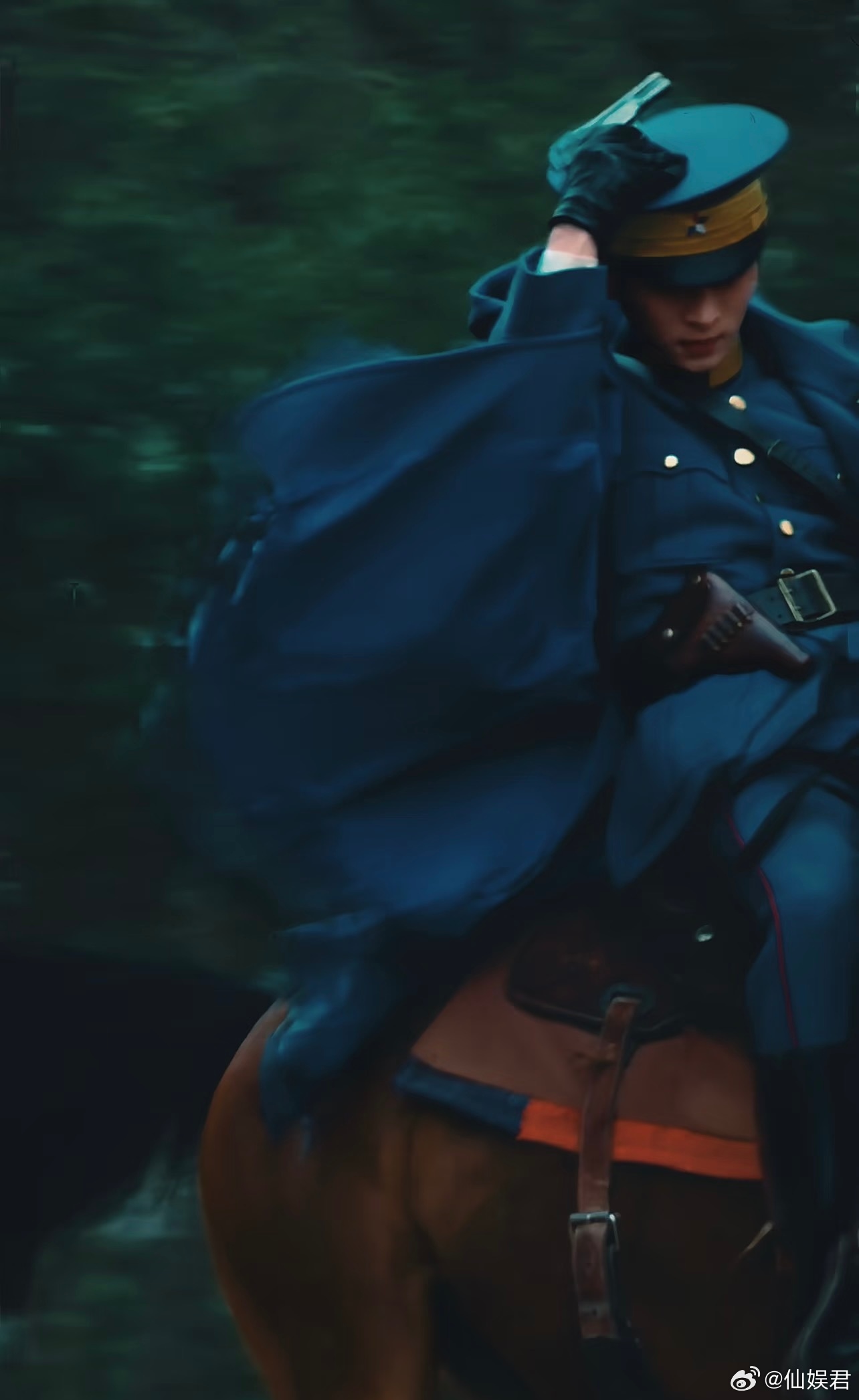 丞磊骑马神级路透VS正片 丞磊这段骑马戏真的看愣了，马跑得那么颠，他单手控缰还稳