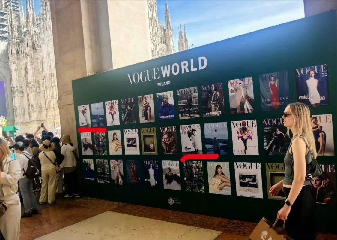 米兰时装周的Vogue杂志展板上，已经可以看到肖战作封面的杂志。 ​​​
