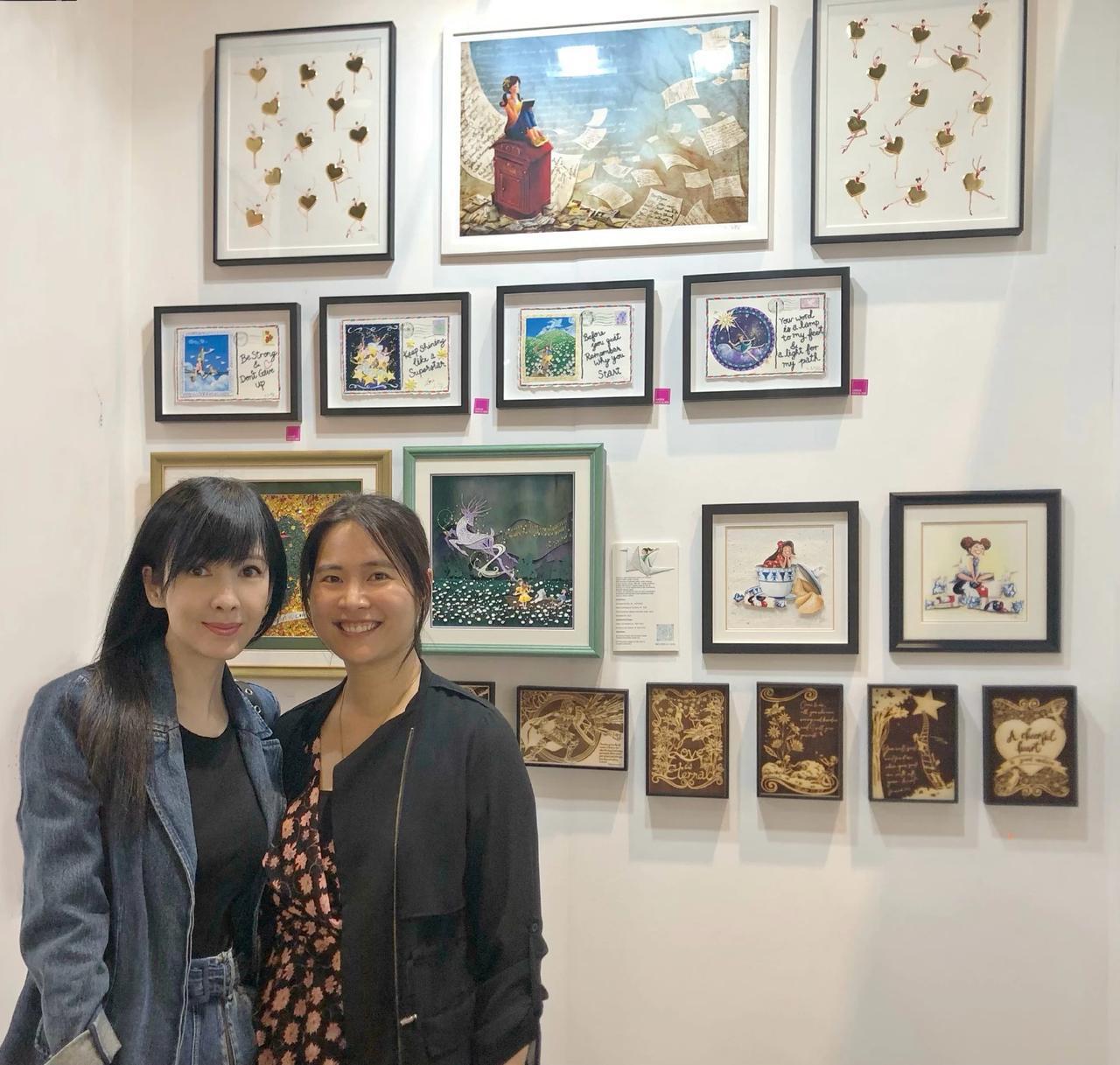 岁月不败美人！周慧敏参观朋友的画展，56岁保养得真好。她还是保留着年轻时的发型，