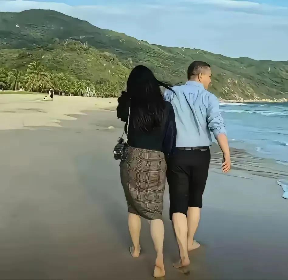 惊喜
    一位局长出差了，回来后想给妻子一个惊喜，专门买了一束鲜花，敲响了家