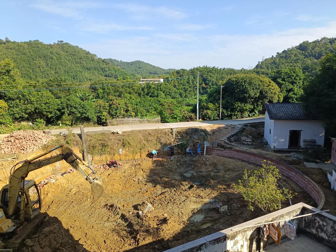我不懂风水，但我觉得这里一定是风水宝地，种在这里的人，一定是富贵人家。