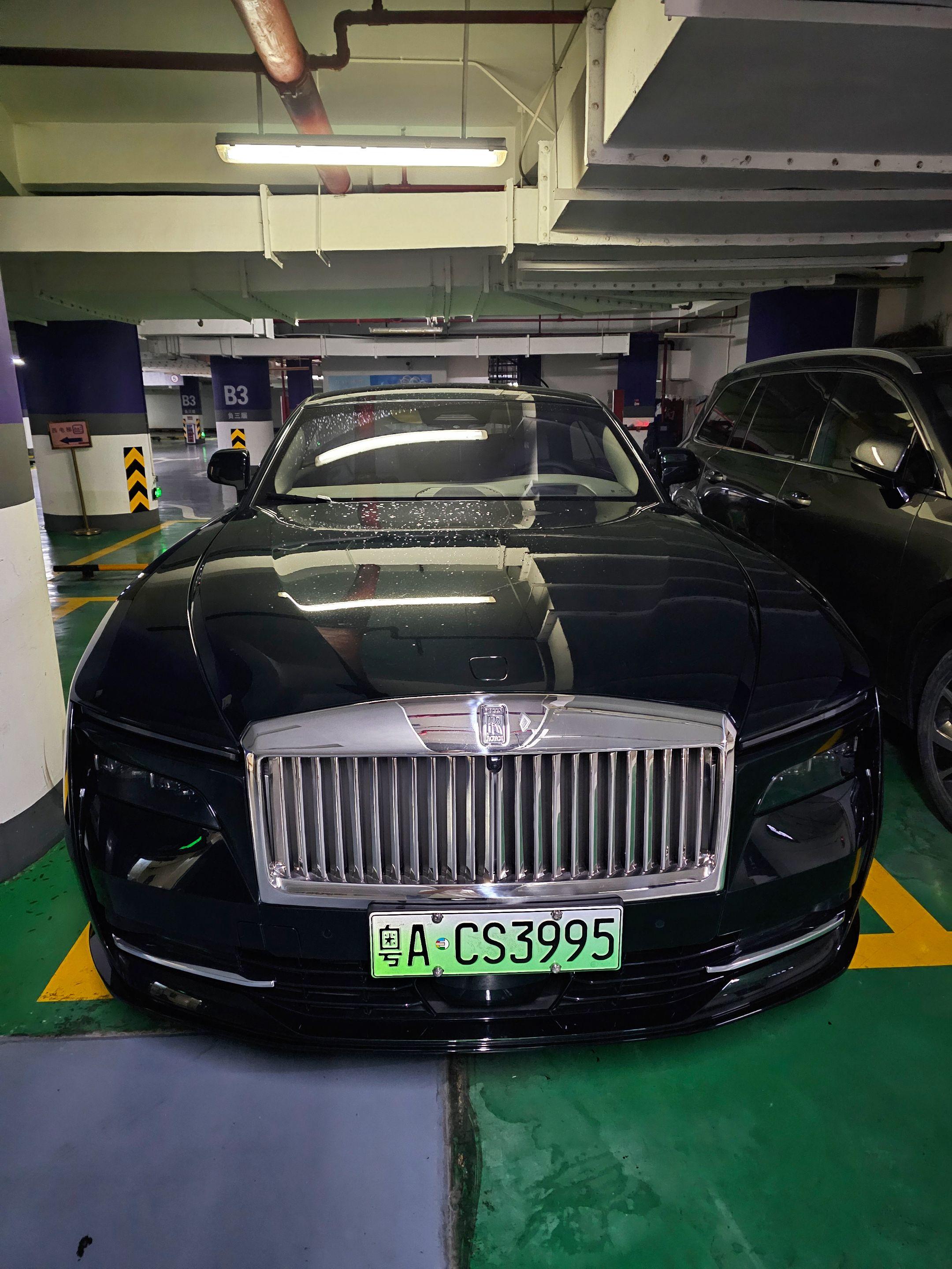 在广州街拍偶遇大佬座驾劳斯莱斯闪灵，现目前地表最贵纯电轿跑，年轻时尚奢...