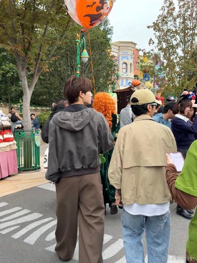 上迪偶遇董思成 看到小董在上迪玩得开心，自己也跟着高兴！之前总担心他工作太累，如