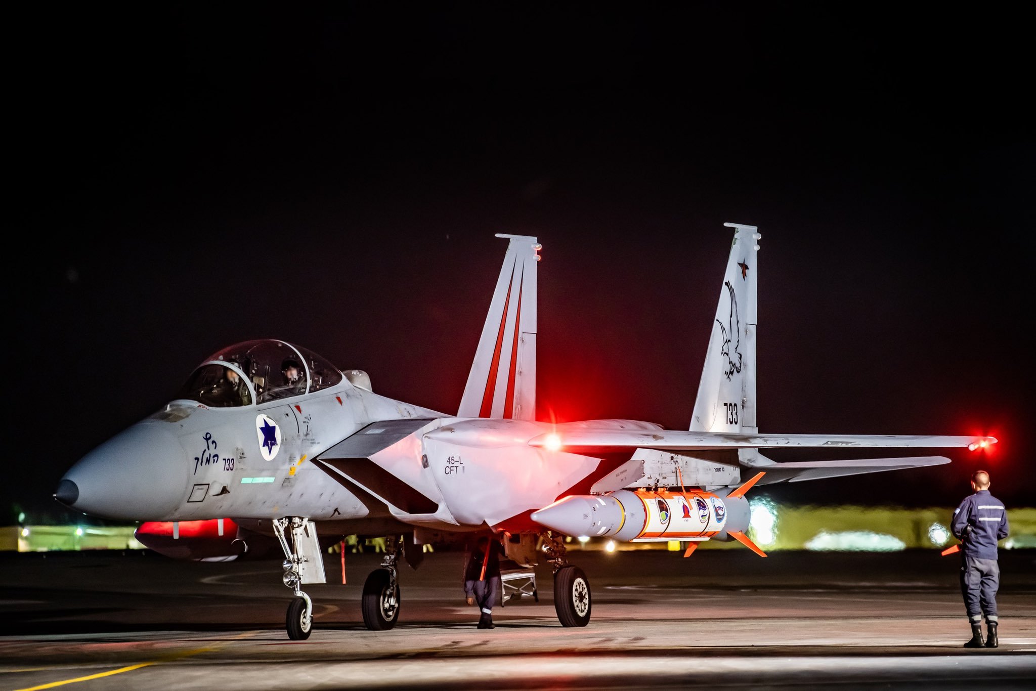 #今日老鹰# 以色列空军挂载”蓝麻雀“空射弹道导弹靶弹的F-15D，该弹用于模拟