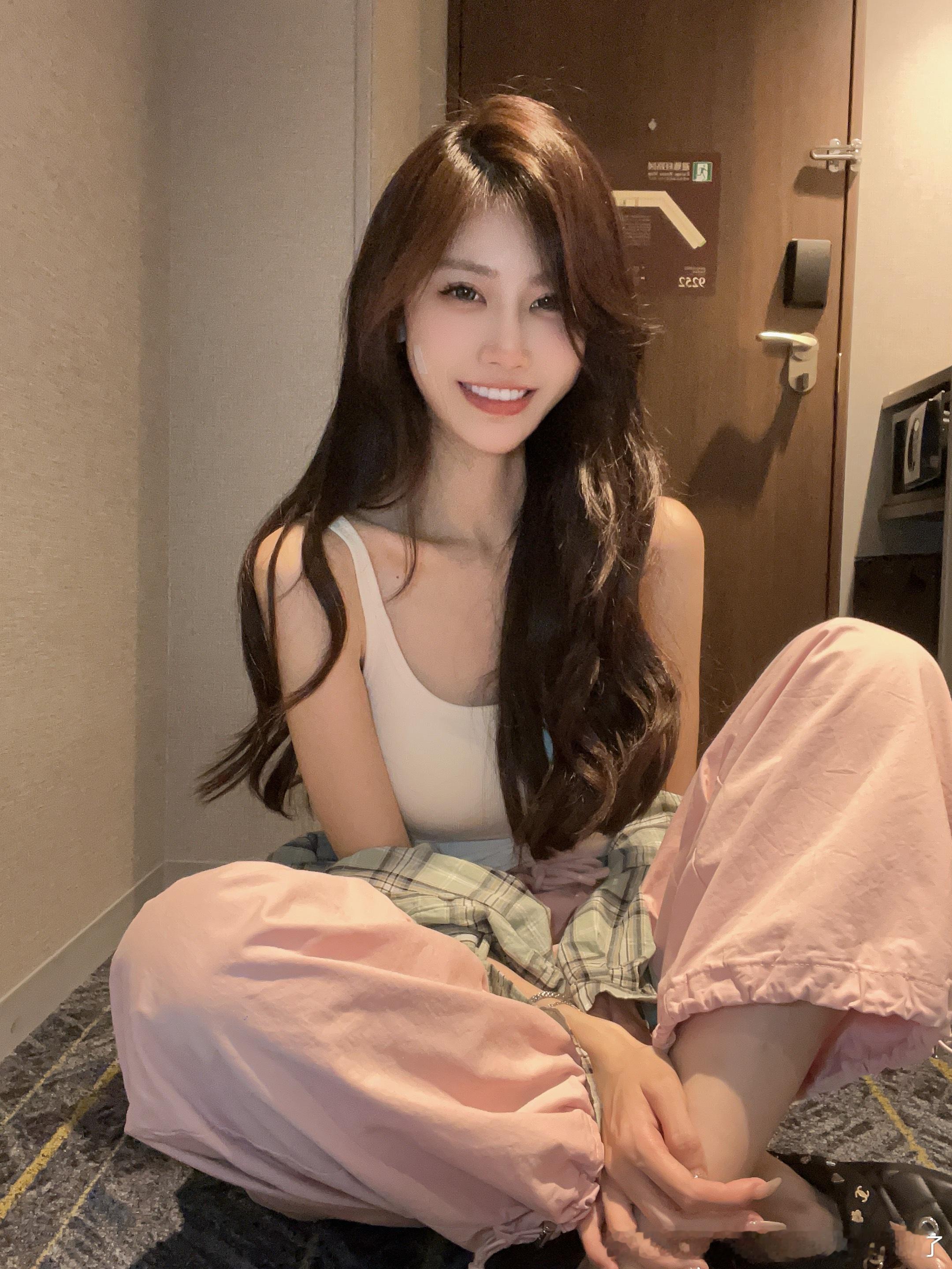 倒时差中 这件吊带确实蛮显身材的 穿着坐飞机 还自带了垫子 ​​​