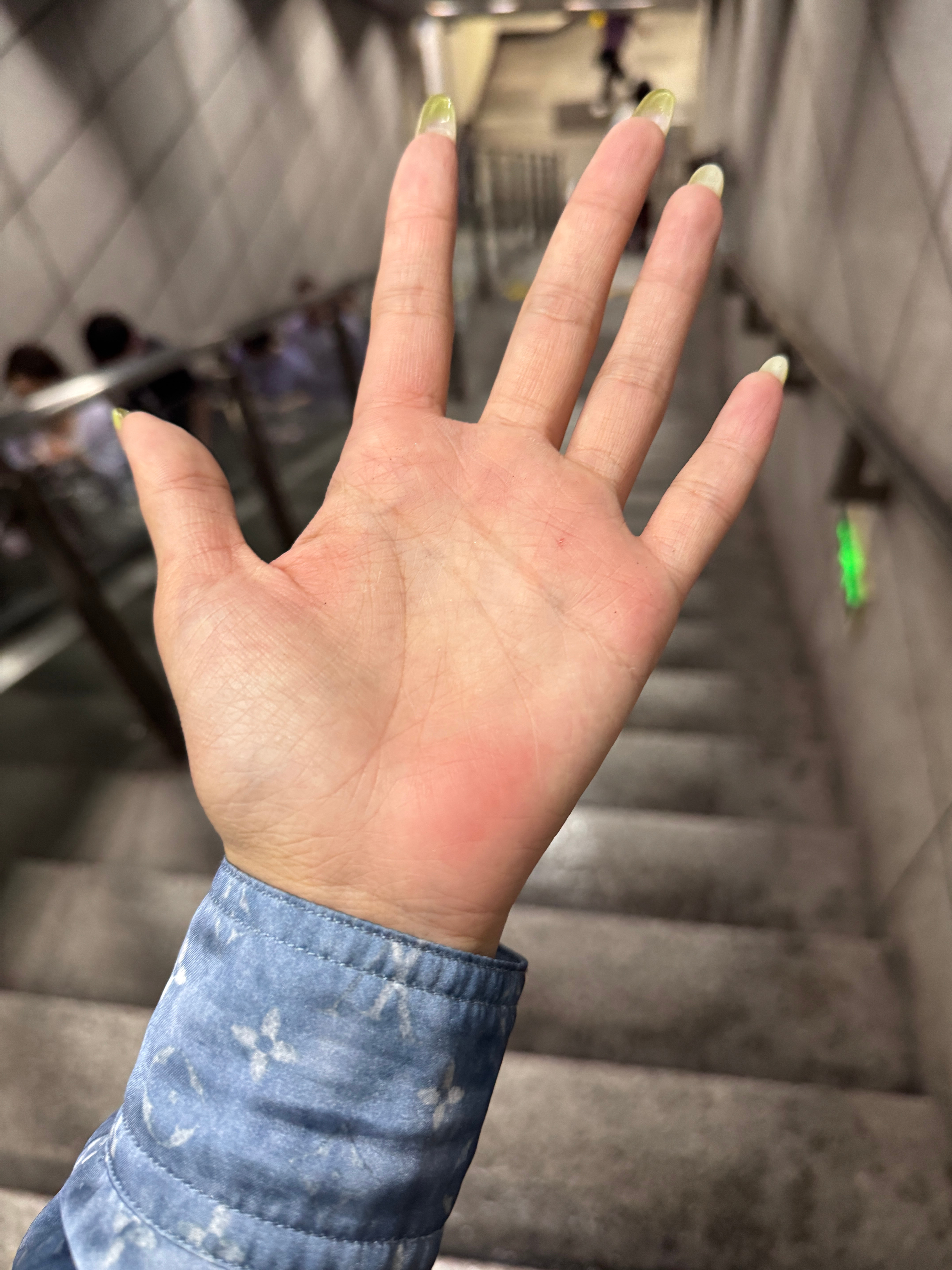 我有时候挺佩服自己的情绪稳定能力的今日出门打不到车我就去坐地铁了路上先是被司机摇