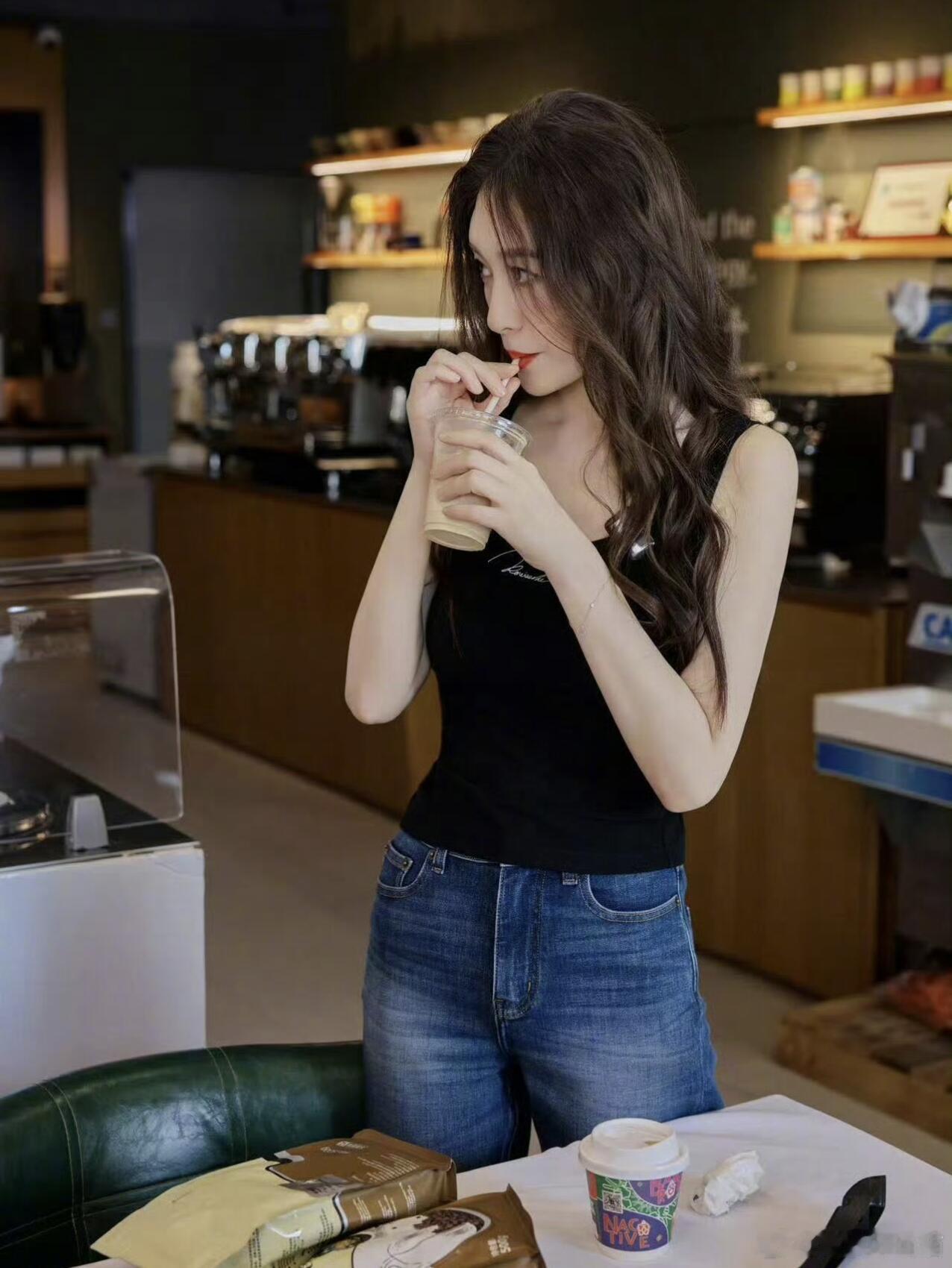 李小冉花期李小冉中年少女 岁月对李小冉也太温柔了，花期长到让人羡慕 