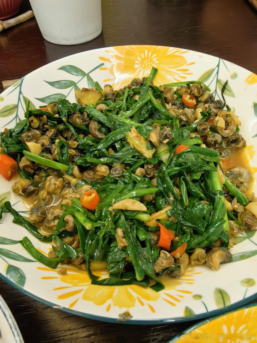 今天妈妈烧的菜好江南啊，韭菜炒螺丝肉、洋葱炒鳝丝、笋丝炒芦蒿、凉拌水芹菜、鸡汤，