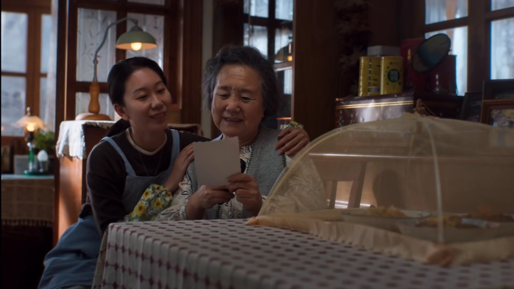 周深懂妈妈的每一个笑容妈妈笑了孝就到了  妈妈的爱，永远都藏在这些细碎的日常里。