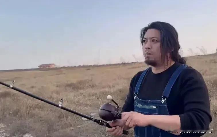 沉寂了5个月的“手工耿”，又更新了。他推出了“大慈大悲钓鱼竿”，评论区杀疯了：