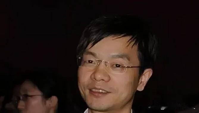 他是京东001号员工，名叫张奇，当年刘强东在中关村卖碟片的时候，张奇就是刘强东招