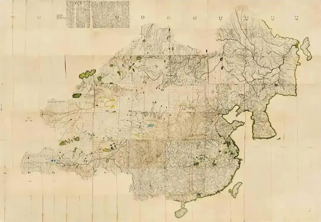 在清朝康熙年间，一幅名为《皇舆全览图》的地图描绘了中国的疆域和地形，它以其高精度