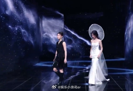 卢昱晓想牵陈芋汐手没牵到 可爱的两个小女孩~ 