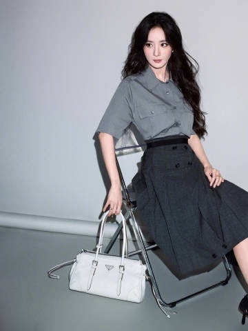 杨幂prada造型出图杨幂灰绿撞色裙高智女王范 杨幂prada造型出图，杨幂灰绿