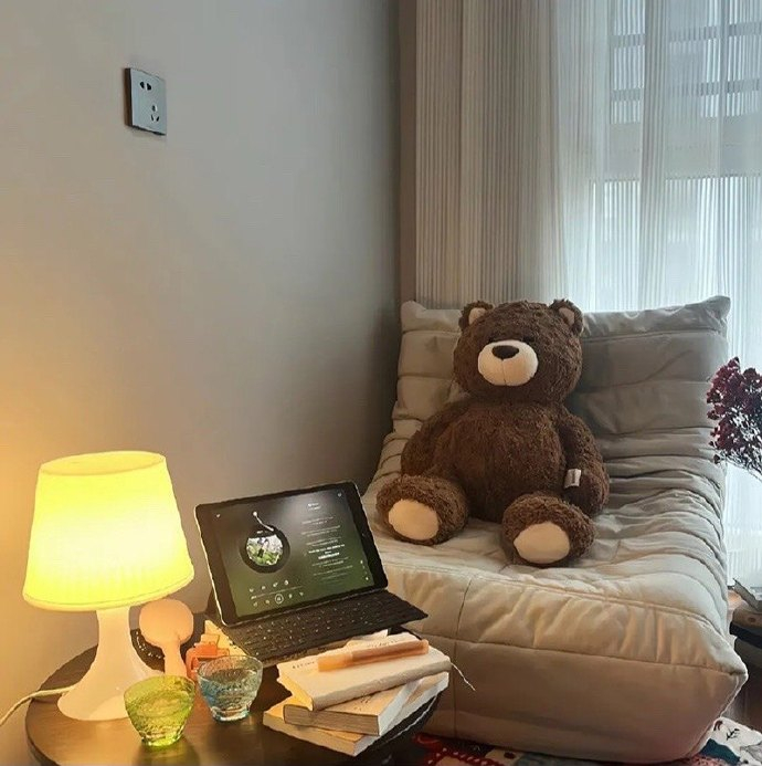 “想要快乐 就别太清醒    做人一半装傻  一半装哑…” 
