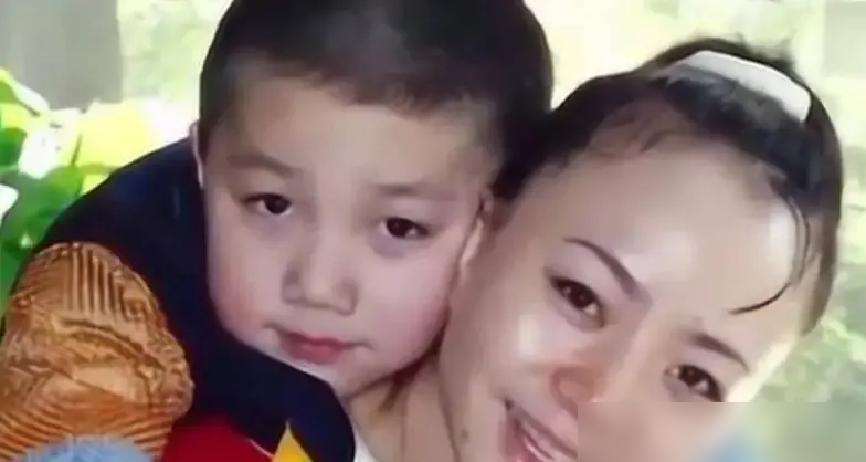 王博谷，一个能把“为嫁豪门改习惯”的八卦，硬生生掰成“真性情”典范的狠角色。
 