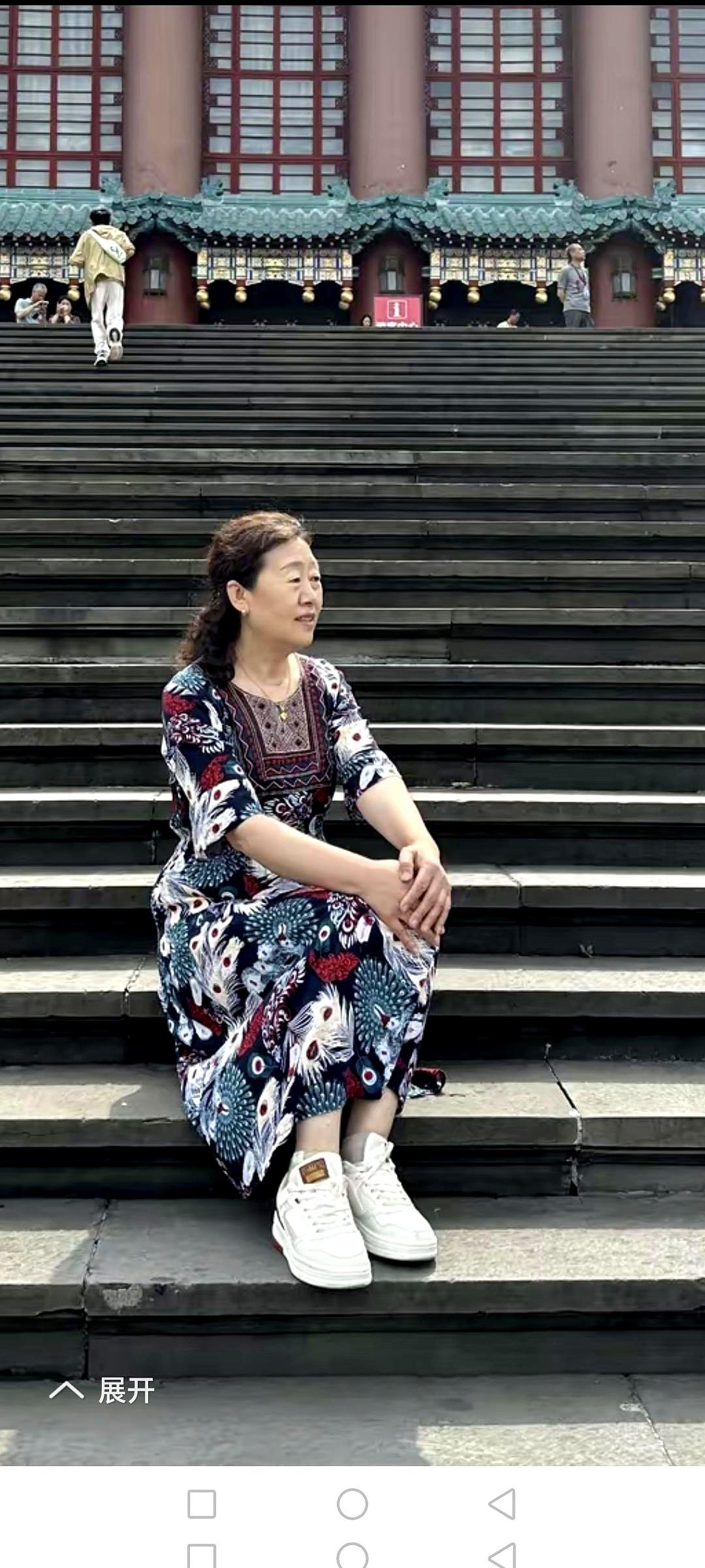 清晨壶声一响，两个蛋、一根黄瓜下肚；中午、下午滴水不沾。看同事夹菜，她咽唾沫。