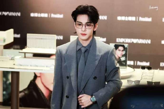 曾舜晞长得baby穿得daddy 曾舜晞长得baby穿得daddy，灰西装造型帅