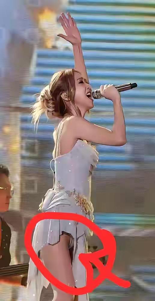 当越来越多的演出需要依赖“裙摆长度”“风扇角度”来制造爆点，是否也折射出音乐内容