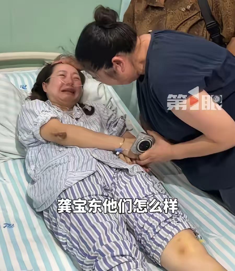 彭迪哭着问，龚宝东他们怎么样？这些年轻的社区工作者，都是刚毕业的大学生，回来吧，