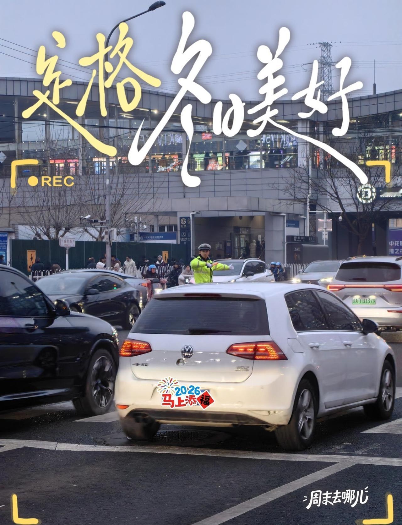 交通奔流，车流不息
📍北京 五道口
📍五道口的十字路口，一名交警手持指挥棒矗
