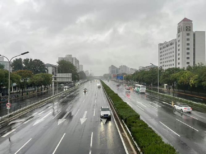 北京市防汛办发布通知，全市启动防汛四级应急响应，同步发布暴雨蓝色预警。本轮大范围
