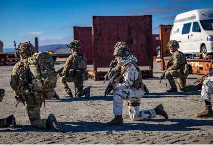 欧洲联军这次闹笑话了，本以为他们是来守护格陵兰岛的，没想到是来旅游的。
 
当美