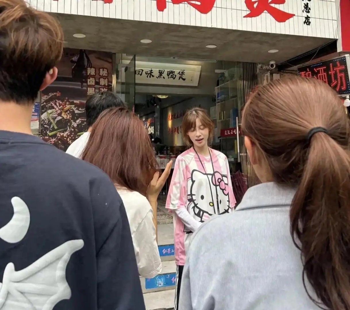 痞幼品尝黑鸭煲，装扮俏皮可爱，典型“白嫩纤细”美女！ ​​​