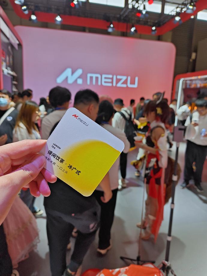 再度现身ChinaJoy的魅族，不仅带来了今年火爆的魅族20系列，还有许多周边的