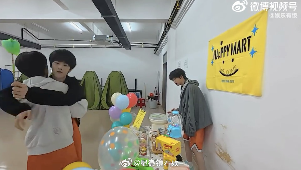 左奇函张函瑞贴贴 生日纪录片里看到左奇函和张函瑞拥抱，两个小朋友的互动温柔又真诚