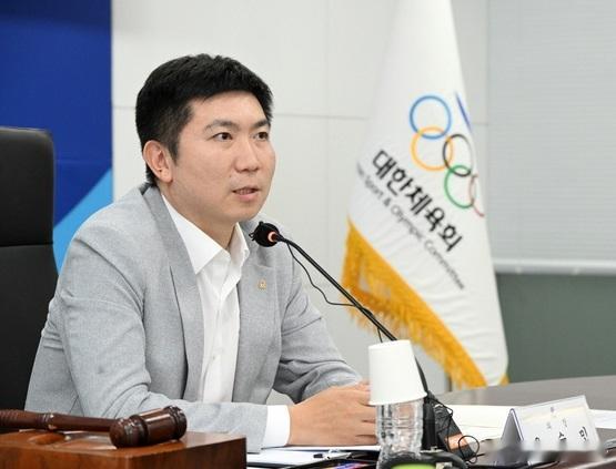 柳承敏涉嫌受贿2亿韩元  乍一看够扯淡，细究起来更扯淡。韩国体育居间费的比例只有